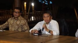 Foto Koordinator Tim Kecil dari PKS Sohibul Iman dihadapan awak media menyampaikan atas nama PKS mendukung Anies sebagai Bakal Calon Presiden 2024