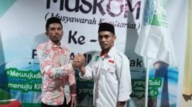 Ketua Demisioner KAMMI Komisariat Fakfak Hariyadi Rumodar menyerahkan estafet Kepemimpinan kepada Ketua KAMMI Komisariat Fakfak yang Terpilih Periode 2022-2023 Muhammad Rumbaru