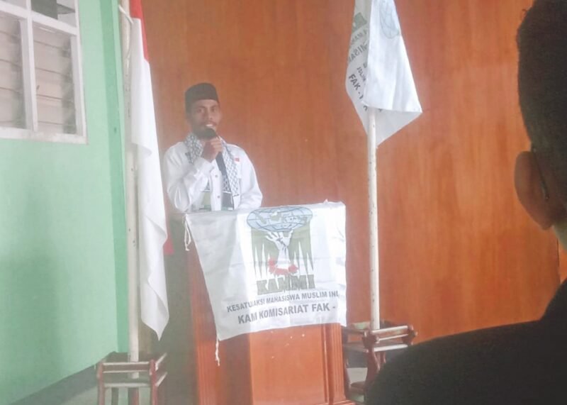 Foto. Ketua KAMMI Komisariat Fakfak Muhammad Rumbaru saat membuka acara Daurah Marhalah I