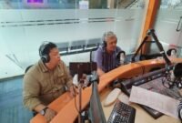 Dialog Pro 1 RRI Fakfak menghadirkan 2 Narasumber yaitu Plt. Kepala Dinas Perkebunan Fakfak, Widhi Asmoro Jati dan Otto Purnawarman, salah satu tim pakar dari Direktorat Jenderal Pendidikan Vokasi Kementerian Pendidikan Kebudayaan Riset dan Teknologi (Kemendikbudristek).(Dok. Disbun Fakfak)