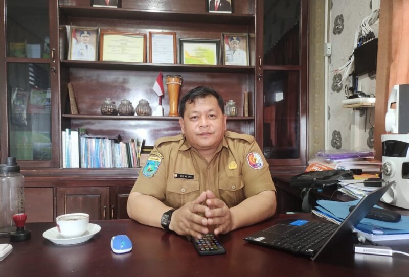 Plt Kepala Dinas Perkebunan Fakfak Widhi Asmoro Jati, ST. MT saat di temui wartawan papua.tagarutama.com di ruang kerjanya (Dok. papua.tagarutama.com)