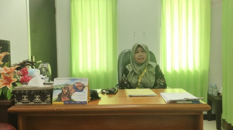 Direktur RSUD Fakfak dr. Karyani Kastella, M.Kes, Spa.Rad saat ditemui wartawan diruang kerjanya (Dok. papua.tagarutama.com)