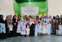 Santri TPA Al Mahdi bersama Wali Santri dan Tim Pengajar berfoto dalam Launching TPA Al Mahdi Fakfak, yang terletak tepat dibelakang RTH Ma'ruf Amin (Dok. papua.tagarutama.com)