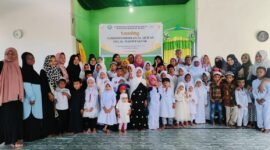 Santri TPA Al Mahdi bersama Wali Santri dan Tim Pengajar berfoto dalam Launching TPA Al Mahdi Fakfak, yang terletak tepat dibelakang RTH Ma'ruf Amin (Dok. papua.tagarutama.com)
