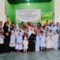 Santri TPA Al Mahdi bersama Wali Santri dan Tim Pengajar berfoto dalam Launching TPA Al Mahdi Fakfak, yang terletak tepat dibelakang RTH Ma'ruf Amin (Dok. papua.tagarutama.com)
