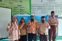 Kepala Sekolah MTs Tahfidzul Qur'an Muhammadiyah Fakfak ustadz Ramdan foto bersama Siswa dan siswa MTs Tahfidzul Qur'an Muhammadiyah Fakfak yang mengikuti kompetisi Olimpiade Bahasa Arab yang diselenggarakan oleh Forum Musyawarah Guru Mata Pelajaran (MGMP) Bahasa Arab seluruh Indonesia(Dok. papua.tagarutama.com)