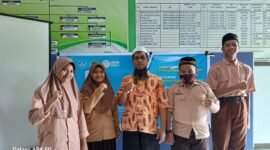 Kepala Sekolah MTs Tahfidzul Qur'an Muhammadiyah Fakfak ustadz Ramdan foto bersama Siswa dan siswa MTs Tahfidzul Qur'an Muhammadiyah Fakfak yang mengikuti kompetisi Olimpiade Bahasa Arab yang diselenggarakan oleh Forum Musyawarah Guru Mata Pelajaran (MGMP) Bahasa Arab seluruh Indonesia(Dok. papua.tagarutama.com)