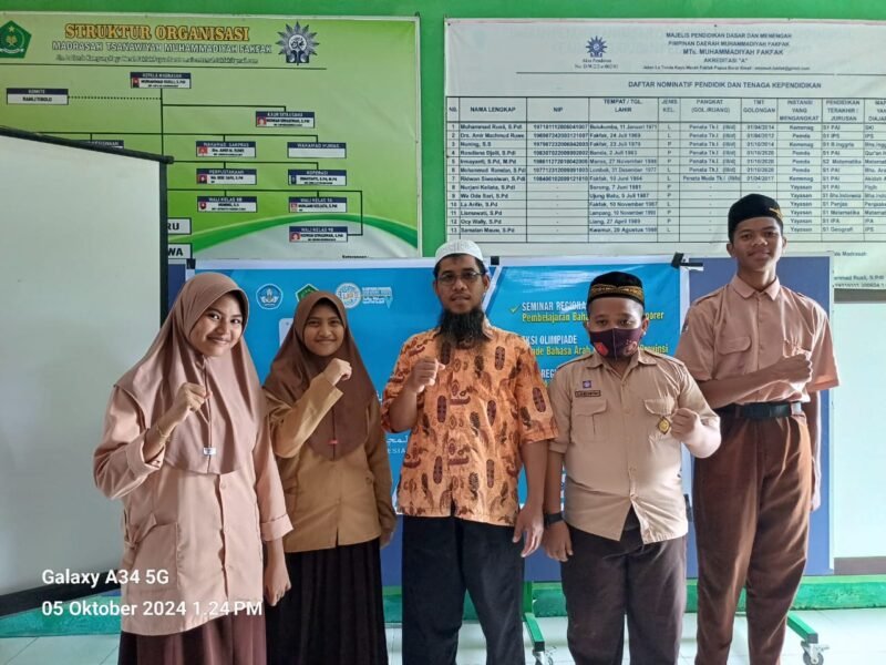 Kepala Sekolah MTs Tahfidzul Qur'an Muhammadiyah Fakfak ustadz Ramdan foto bersama Siswa dan siswa MTs Tahfidzul Qur'an Muhammadiyah Fakfak yang mengikuti kompetisi Olimpiade Bahasa Arab yang diselenggarakan oleh Forum Musyawarah Guru Mata Pelajaran (MGMP) Bahasa Arab seluruh Indonesia(Dok. papua.tagarutama.com)
