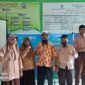 Kepala Sekolah MTs Tahfidzul Qur'an Muhammadiyah Fakfak ustadz Ramdan foto bersama Siswa dan siswa MTs Tahfidzul Qur'an Muhammadiyah Fakfak yang mengikuti kompetisi Olimpiade Bahasa Arab yang diselenggarakan oleh Forum Musyawarah Guru Mata Pelajaran (MGMP) Bahasa Arab seluruh Indonesia(Dok. papua.tagarutama.com)