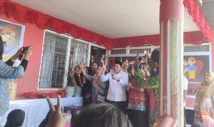 Turut hadir Bapak Samaun Dahlan Calon Bupati Fakfak Nomor urut 2 di acara syukuran atas terpilihnya Haji Saleh Siknun sebagai Anggota DPR Propinsi Papua Barat dapil Fakfak, bertepatan pula dengan hari ulang tahun yang ke 56 bapak Samaun Dahlan. (Dok. papua.tagarutama.com)