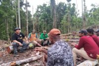 Plt. Kepala Dinas Perkebunan Fakfak Widhi Asmoro Jati, ST.,MT., bersama Ketua Yatefa Amirudin Tuturop ikut melakukan pendampingan terhadap Kelompok Petani Temonggkwaha dalam rangka pembukaan lahan seluas 2 hektare dan penanaman 1.200 bibit Kopi Robusta di kampung Sipatananam.