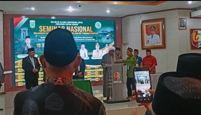 Pembacaan berita acara Nomor: C-005/DP-P.XXXIII/1/2025 penetapan waktu, tempat, dan tokoh yang membawa agama Islam ke Tanah Papua yang dibacakan oleh KH Fadhlan Garamatan ulama asal Fakfak.