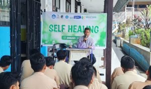 Para siswa SMPIT Insan Mulia Manokwari tidak hanya mendengarkan teori tetapi juga diajak untuk mempraktikkan langsung langkah-langkah self healing.