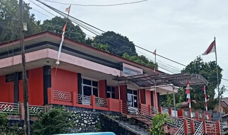 PT. Pos Indonesia Kantor Cabang Pembantu Fakfak yang terletak di JL. Ahmad Yani Kelurahan Fakfak Utara, Distrik Fakfak, Kabupaten Fakfak.