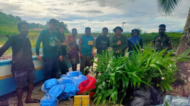 Plt Kepala Dinas Perkebunan Fakfak, Widhi Asmoro Jati, ST, MT memberikan bantuan berupa peralatan penyiraman, pupuk, dan dana,  berharap konsep 1 Kampung 1 Produk unggulan dapat meningkatkan kesejahteraan masyarakat melalui pemanfaatan potensi unggulan di setiap kampung.