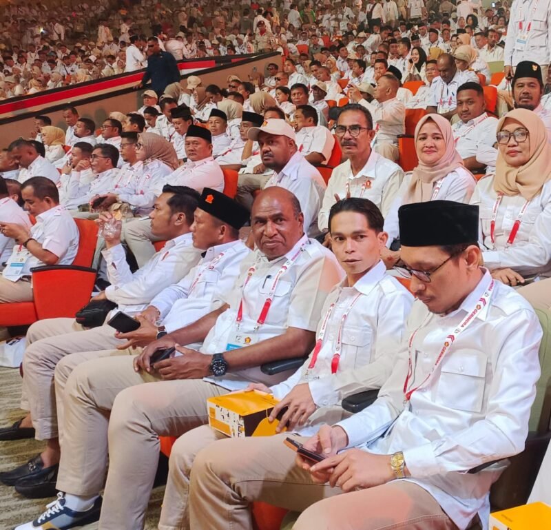 Tampak Hadir Ketua DPD Gerindra Papua Barat Muhamad Lakotani dan Pengurus DPC Kabupaten Fakfak pada perayaan puncak Hari Ulang Tahun (HUT) ke-17 Partai Gerindra di Sentul International Convention Center (SICC), Jawa Barat (15/2/2025).