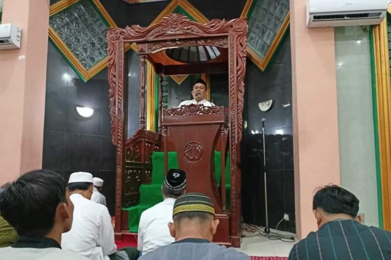 Ustadz Khamin Sukahar, yang juga ketua takmir masjid Al Munawwarah Fakfak mengingatkan untuk mengencangkan ikatan pinggang dan mengisi 10 malam terakhir dengan ibadah.