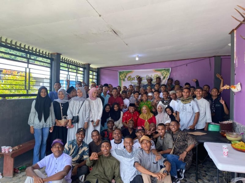 Anggota Dewan Perwakilan Rakyat (DPR) Provinsi Papua Barat, H. Saleh Siknun, SE., merayakan Hari Raya Idul Fitri 1446 H bersama para calon siswa (Casis) Polri asal Fakfak yang berada di Manokwari.