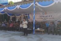 Bupati Kabupaten Fakfak, Samaun Dahlan saat memberikan sambutan dalam launching pendidikan gratis dan penyediaan seragam sekolah gratis di SMA Negeri 1 Fakfak.