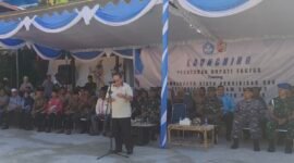 Bupati Kabupaten Fakfak, Samaun Dahlan saat memberikan sambutan dalam launching pendidikan gratis dan penyediaan seragam sekolah gratis di SMA Negeri 1 Fakfak.
