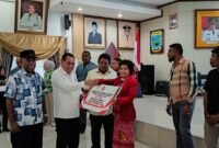 Bupati Kabupaten Fakfak Samaun Dahlan, S.Sos. MAP., saat memberikan bantuan Hibah tahun 2025 bagi organisasi masyarakat dan keagamaan.