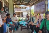 Plt. Kepala Dinas Perkebunan Fakfak Widhi Asmoro Jati mendampingi Kepala BPOM Manokwari, Agustince Werimon, S.Farm., Apt., guna memfasilitasi izin edar minyak kayu putih yang diproduksi oleh Kelompok Karya Mandiri milik Albayan Iha, yang berlokasi di Kampung Bumi Moroh Indah (SP6), Distrik Bomberay.