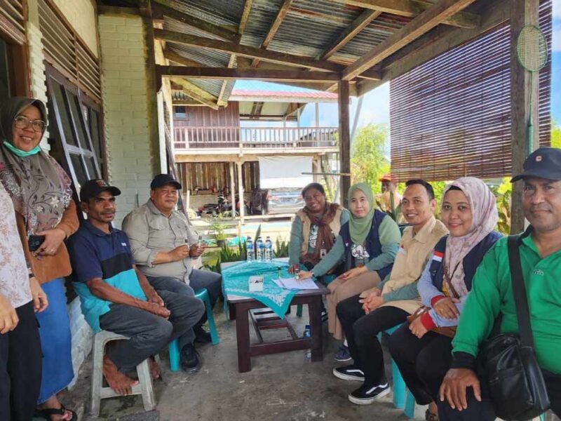 Plt. Kepala Dinas Perkebunan Fakfak Widhi Asmoro Jati mendampingi Kepala BPOM Manokwari, Agustince Werimon, S.Farm., Apt., guna memfasilitasi izin edar minyak kayu putih yang diproduksi oleh Kelompok Karya Mandiri milik Albayan Iha, yang berlokasi di Kampung Bumi Moroh Indah (SP6), Distrik Bomberay.