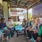 Plt. Kepala Dinas Perkebunan Fakfak Widhi Asmoro Jati mendampingi Kepala BPOM Manokwari, Agustince Werimon, S.Farm., Apt., guna memfasilitasi izin edar minyak kayu putih yang diproduksi oleh Kelompok Karya Mandiri milik Albayan Iha, yang berlokasi di Kampung Bumi Moroh Indah (SP6), Distrik Bomberay.