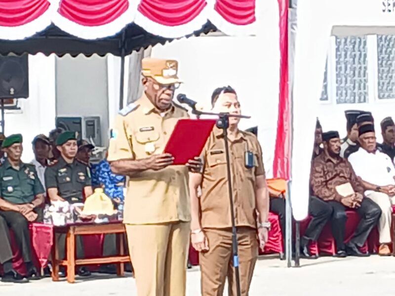 Wakil Bupati Fakfak Drs. Donatus Nimbitkendik, M.T., saat memberikan arahan upacara peringatan Hari Lahirnya Pancasila di Lapangan Upacara Pemerintah Daerah Kabupaten Fakfak.