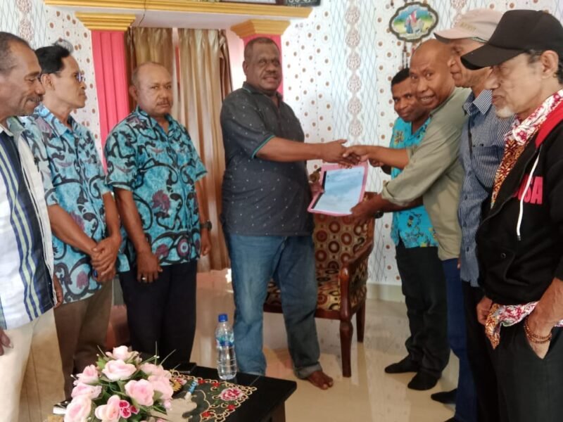 Wakil Ketua II MPIG-PTF, Syafi Yarkuran menyerahkan Rencana Kerja Prioritas serta Proposal Permohonan Bantuan Dana kepada Wakil Ketua Badan Anggaran DPR Papua Barat, Hendrik Clifford Ndardarmana.