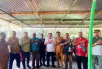 Bupati Kabupaten Fakfak Samaun didampingi Plt. Kepala Dinas Perkebunan Widhi Asmoro Jati Berfoto Bersama kelompok pekebun dari Kampung Sum dan Kampung Tetar, Distrik Fakfak Tengah saat peluncuran Program Strategis Pala Unggul sebagai bagian dari implementasi visi-misi Fakfak Membara (Membangun Bersama Rakyat).