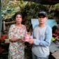 Koordinator Relawan Rumah Zakat Fakfak Ishar Hafid menyerahkan rendang daging sapi Superqurban kepada ibu Johara Baraweri salah satu penerima manfaat dari Donatur Zakat dan Qurban melalui Rumah Zakat.