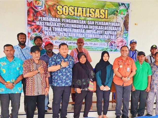 Tampak Ketua MPIG-PTF, Abdul Jalil Karoror, SP, MM., bersama Plt. Kepala Dinas Perkebunan, Widhi Asmoro Jati, ST., MT., dan Kepala Distrik Fakfak Tengah, Soleman Temongmere, ST, MM., bersama Para Kepala Kampung dan perangkat kampung se-Distrik Fakfak Tengah berfoto bersama pada kegiatan sosialisasi pentingnya Indikasi Geografis (IG) Pala Tomandin, sekaligus memperkuat tata kelola, pengawasan, serta pendampingan secara langsung kepada masyarakat pala.