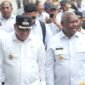 Tampak Gubernur Papua Barat Drs. Dominggus Mandacan, M.Si dan Bupati Fakfak Samaun Dahlan, S.Sos., M.AP berjalan bersama untuk menghadiri kegiatan Silaturahmi Masyarakat Fakfak bersama umat Islam di Kabupaten Fakfak. 