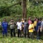 Wabup Drs. Donatus Nimbitkendik, MTP didampingi Plt. Kepala Dinas Perkebunan Fakfak, Widhi Asmoro Jati, ST, MT, melakukan peninjauan langsung lokasi calon demplot di kawasan akses strategis jalan nasional wilayah Kali Mati.