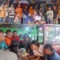 Foto. Beberapa Mahasiswa dari berbagai organisasi yang tergabung dalam organisasi kepemudaan kelompok Cipayung kabupaten Fakfak melakukan pendataan pedagang korban kebakaran di 2019 yang belum mendapat lokasi di plaza tambaruni.