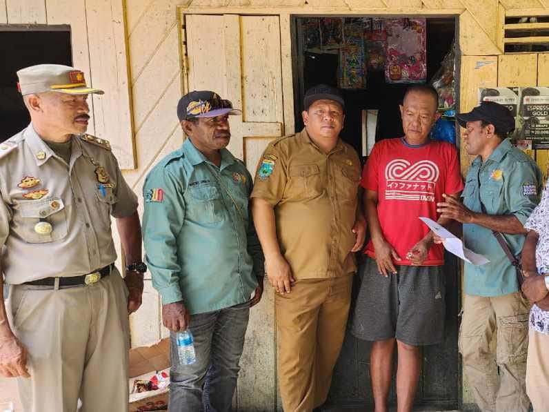 Foto. Plt. Kepala Dinas Perkebunan Widhi Asmoro Jati, ST., MT bersama staf dan Satpol PP melaksanakan sidak pada pengusaha  pala dalam rangka menertibkan pedagang pala yang menjual pala muda.