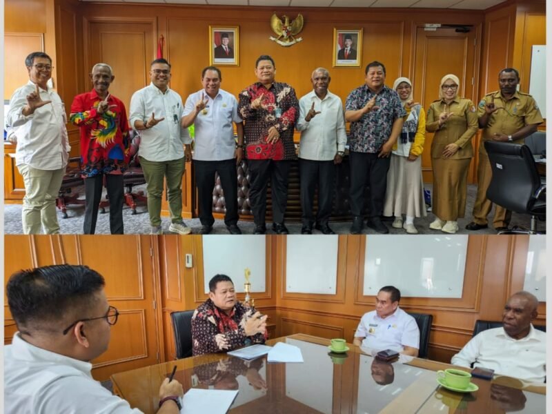 Foto. Bupati Kabupaten Fakfak Samaun dan Wakil Bupati Kabupaten Fakfak Donatus Nimbitkendik melakukan pertemuan resmi dengan jajaran Kementerian Lingkungan Hidup dan Kehutanan (KLHK) RI di Gedung Manggala Wanabakti.