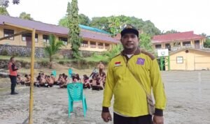 Foto. Kepala Sekolah SMA Negeri 2 Fakfak Erwanto Patiran saat hadir bersama Pramuka SMA Negeri 2 Fakfak pada kegiatan Volunteer goes to school yang dilaksanakan oleh Relawan Rumah Zakat Fakfak.