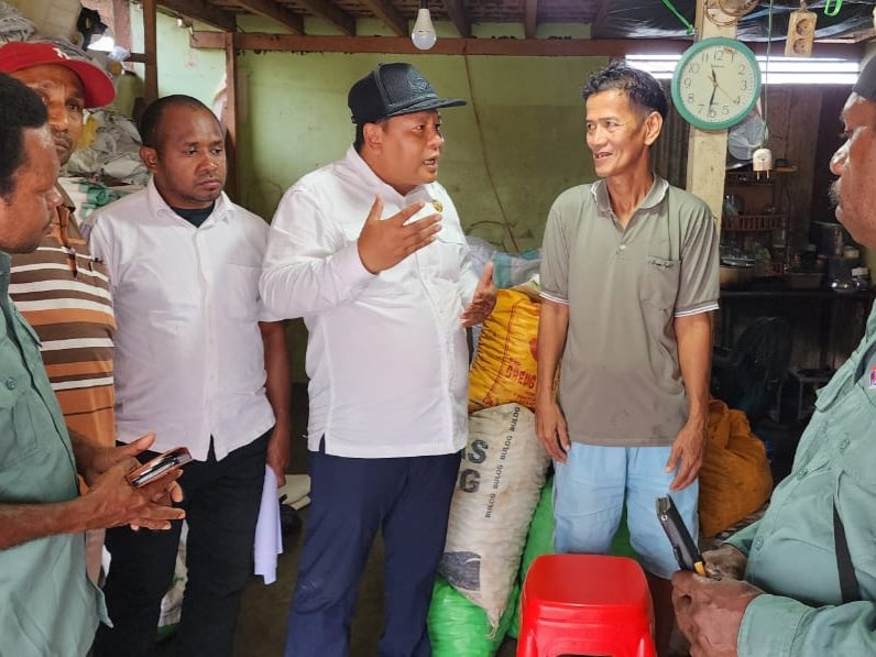 Foto. Kepala Dinas Perkebunan Kabupaten Fakfak Widhi Asmoro Jati, ST. MT., memberikan arahan kepada pengepul pala untuk mematuhi Perda Nomor 6 Tahun 2016.