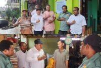 Foto. Plt. Kepala Dinas Perkebunan Fakfak Widhi Asmoro Jati, ST., MT mengunjungi Salah satu pengepul pala. 