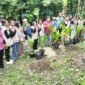 Mahasiswa Unimuda Sorong bersama Pemerintah Kabupaten Fakfak menggelar aksi nyata melalui penanaman kelapa hibrida di lingkungan permukiman Kampung Werba Utara, Distrik Fakfak Barat. (Foto. Bersama Plt. Dinas Perkebunan Fakfak Widhi Asmoro Jati).