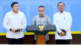 Ketua DPR RI Sufmi Dasco Ahmad bersama Menteri Sekretaris Negara Prasetyo Hadi dan Sekretaris Kabinet Teddy Indra Wijaya di Kantor Presiden, mengumumkan secara resmi Presiden RI Prabowo Subianto resmi menandatangani surat rehabilitasi bagi tiga pihak yang terseret dalam perkara hukum PT ASDP Indonesia Ferry. (Dok. papua.tagarutama.com media)