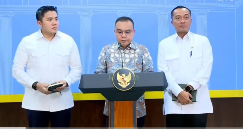 Ketua DPR RI Sufmi Dasco Ahmad bersama Menteri Sekretaris Negara Prasetyo Hadi dan Sekretaris Kabinet Teddy Indra Wijaya di Kantor Presiden, mengumumkan secara resmi Presiden RI Prabowo Subianto resmi menandatangani surat rehabilitasi bagi tiga pihak yang terseret dalam perkara hukum PT ASDP Indonesia Ferry. (Dok. papua.tagarutama.com media)