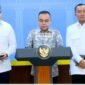Ketua DPR RI Sufmi Dasco Ahmad bersama Menteri Sekretaris Negara Prasetyo Hadi dan Sekretaris Kabinet Teddy Indra Wijaya di Kantor Presiden, mengumumkan secara resmi Presiden RI Prabowo Subianto resmi menandatangani surat rehabilitasi bagi tiga pihak yang terseret dalam perkara hukum PT ASDP Indonesia Ferry. (Dok. papua.tagarutama.com media)