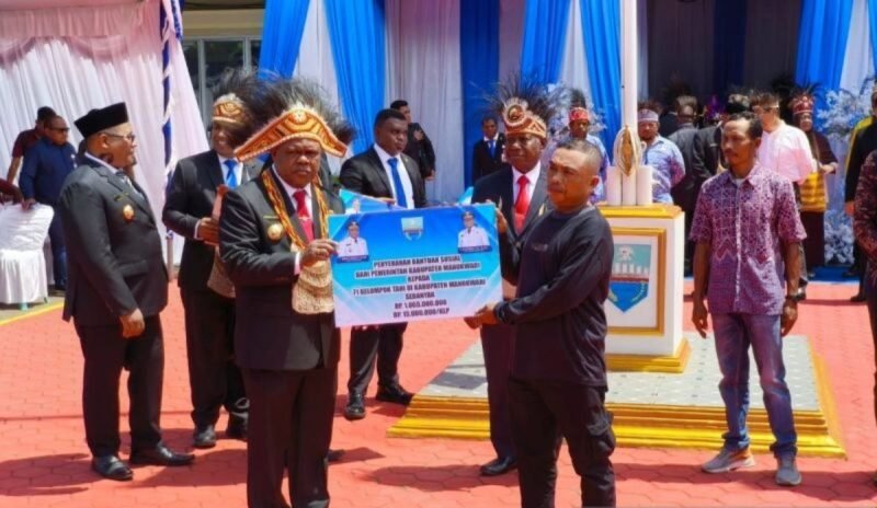 Foto. Bupati Kabupaten Manokwari Hermus Indou saat menyerahkan bantuan secara simbolis kepada salah satu petani.