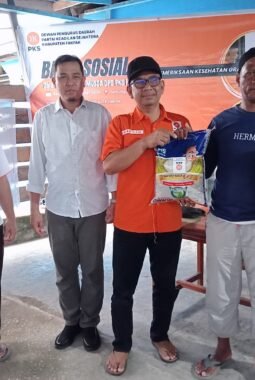 PKS Fakfak Gelar Bakti Sosial Pembagian Sembako dan Pemeriksaan Kesehatan Gratis