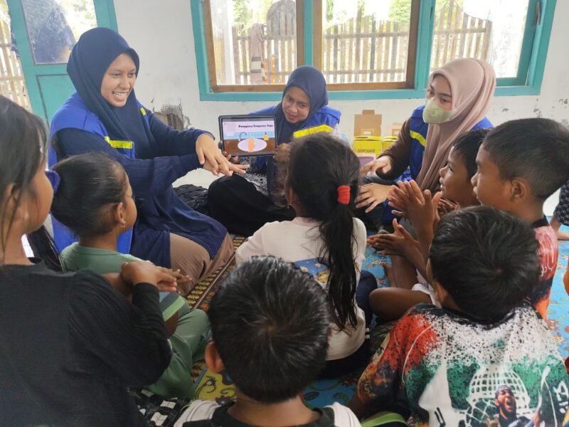 Tim TCK terdiri dari dua dokter umum, dua vaksinator lokal, serta satu perawat jiwa. Mereka memberikan pelayanan kesehatan dasar, imunisasi, hingga dukungan psikososial bagi penyintas banjir. (foto:  Humas Kemenkes)