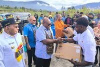 Gubernur Meki Nawipa menegaskan bahwa anak-anak orang asli Papua (OAP) Tengah termasuk anak Koteka bukanlah kelompok yang tertinggal (foto : koreri)