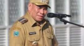 Bupati Fakfak Samaun Dahlan memberikan arahan saat apel seluruh ASN dilingkungan Pemerintah Kabupaten Fakfak. (Foto. Sekretariat Daerah Fakfak).